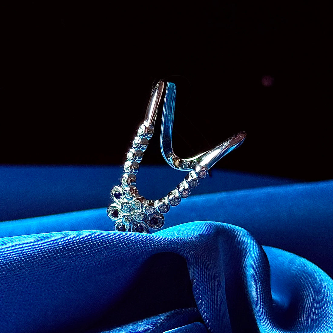 Silver blue and white stone american diamond vanki ring