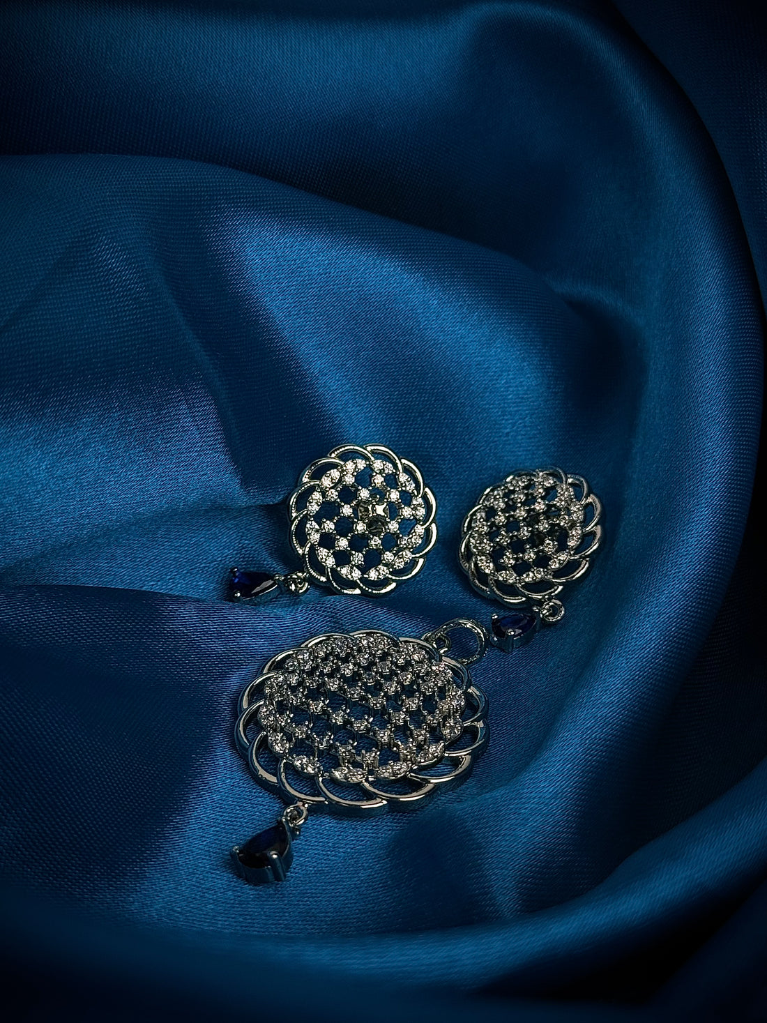 White and blue stone three piece pendant without chain