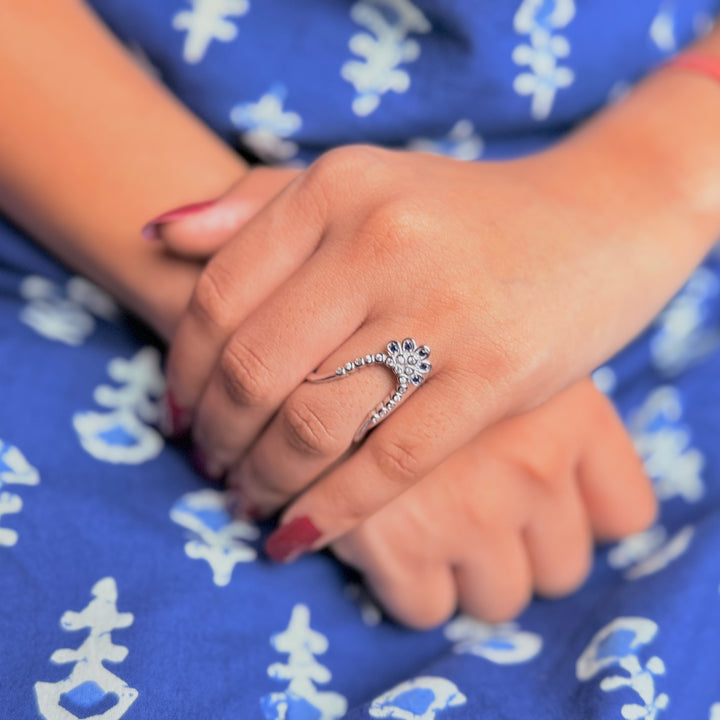Silver blue and white stone american diamond vanki ring