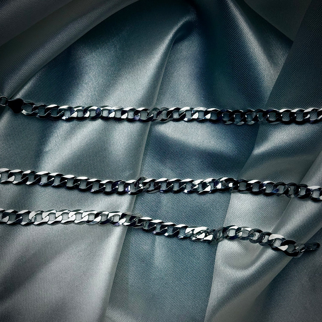 Silver interlock chain